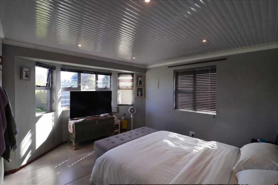 6 Bedroom Property for Sale in Sandbaai Western Cape
